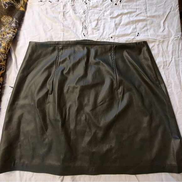 Trina Turk Olive Green Faux Leather Skirt – Size 14 – NWT - Picture 6 of 8